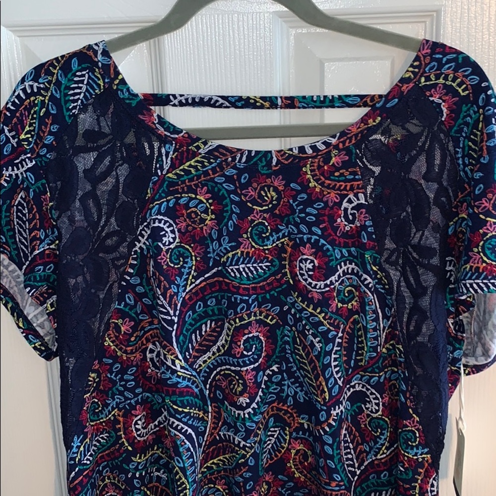 High - low shirt w open back and lace detail front